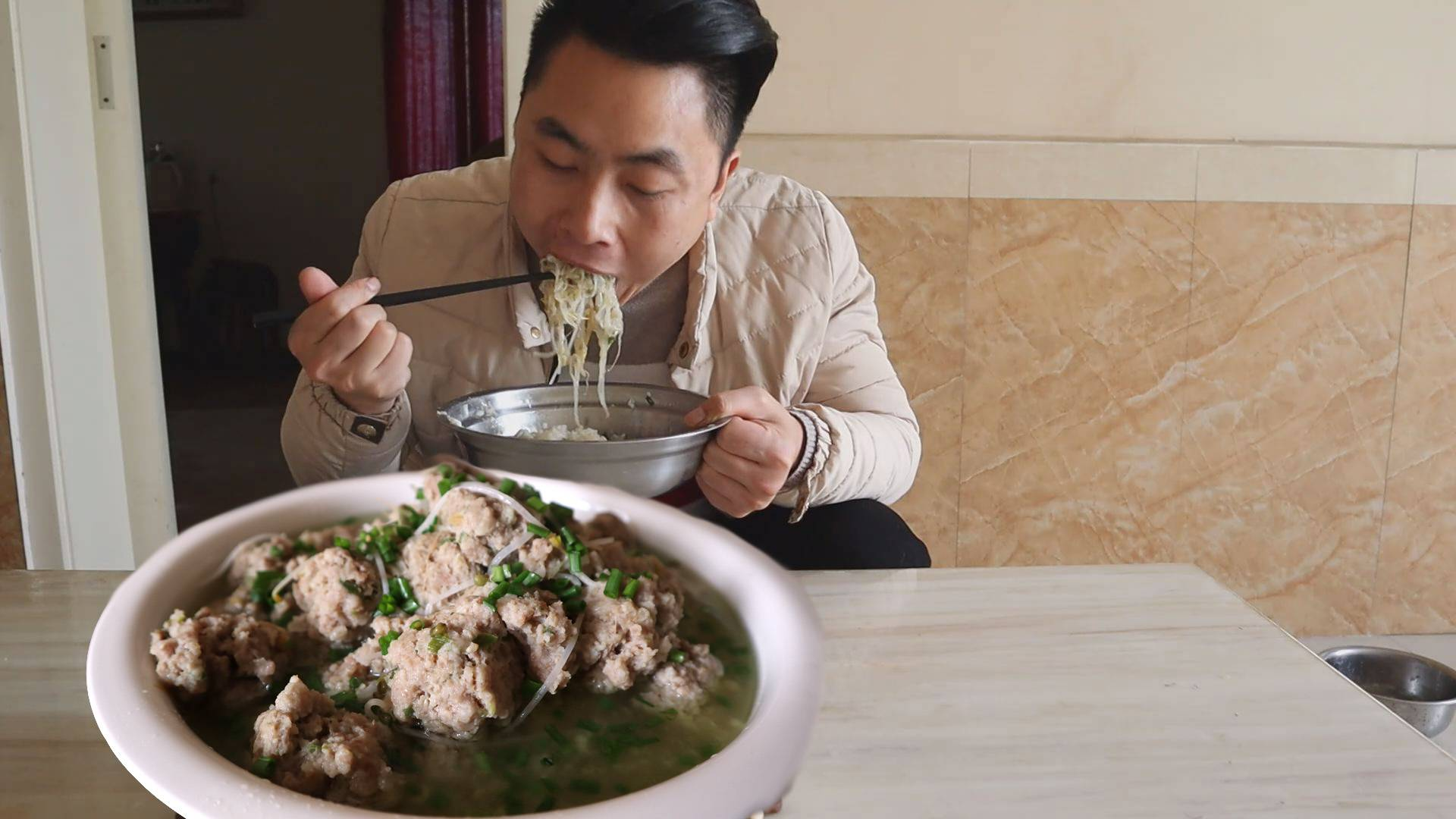 吃腻了米饭,今天少吃点,半盆饭配两斤肉圆子,多肉少饭吃着才爽